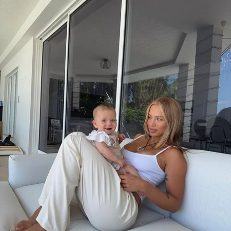 Tammy Hembrow Short Hair, Cute Mom And Baby Pictures, New Mom Aesthetic, Hot Mom Outfits, Aesthetic Mom, Unravel Me, Pregnancy Belly Photos, Cute Pregnancy Pictures, Tammy Hembrow