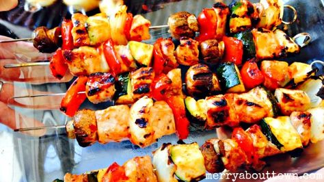 Tomato & Sweet Chili Pork Kabobs - Merry About Town Greek Fish, Pork Kabobs, Souvlaki Recipe, Salmon Skewers, Vegetable Kabobs, Bbq Salmon, Salmon Spices, Mediterranean Spices, Kebab Recipes