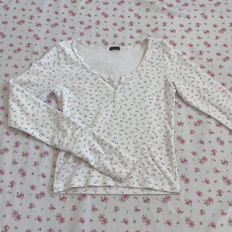 brandy zelly top long sleeve w pink flowers
no... - Depop Long Sleeve Brandy Melville Top, Brandy Melville Tops Long Sleeve, Brandy Floral Long Sleeve, Brandy Zelly Top, Zelly Top, Zelly Top Brandy Melville, Brandy Melville Shirts & Tops, Brandy, Pink Flowers