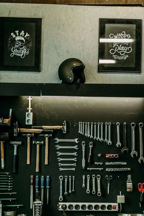 Officine In Garage, Moto Van, Motorcycle Workshop, Cool Garages, Men Cave, Motorcycle Shop, Workshop Garage, Garage Interior, Motorcycle Garage