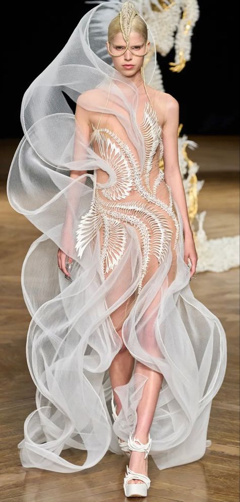 Jelly Fish Fashion Inspiration, Betta Fish Inspired Fashion, Betta Fish Inspired Dress, Iris Van Herpen 2022, Jelly Fish Inspired Outfit, Movement In Fashion, Fish Fashion Design, Weird Fashion Runway, Ocean Inspired Dress