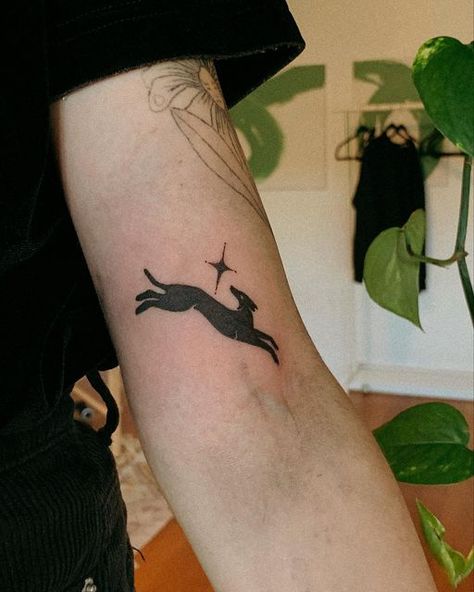 Day Dream Tattoo, American Traditional Dog, American Traditional Dog Tattoo, Traditional Folk Tattoo, American Traditional Cat, Traditional Dog Tattoo, Greyhound Tattoo, Tattoo Perna, Pet Tattoos