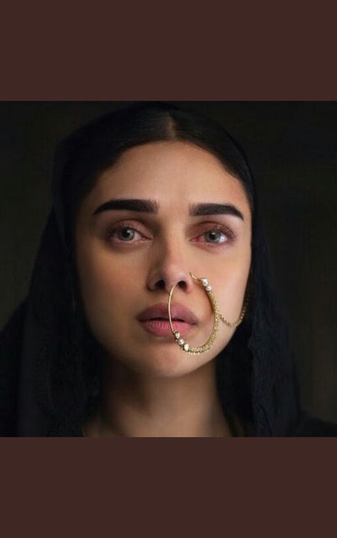 Aditi Rao Padmavati, Aditi Rao Hydari Traditional Look, Aditi Rao Hydari Eyebrows, Aditi Rao Hydari Padmavati, Aditi Rao Hydari Aesthetic, Royal Curtains, Aesthetic Bollywood, Aditi Rao Hydari, Bengali Bridal Makeup