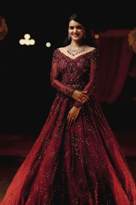 Red Gown Dress, Indian Wedding Reception Outfits, Wedding Matching Outfits, Engagement Dress For Bride, Bride Reception Dresses, Wedding Dress Sketches, Red Bridal Dress, Red Outfits, Latest Bridal Lehenga