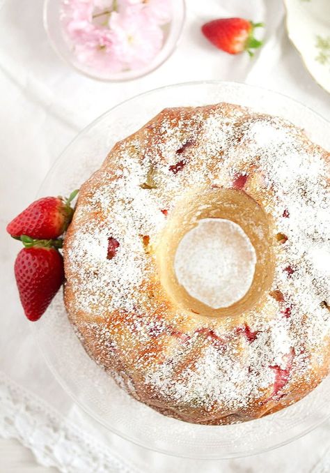 Rhubarb Bundt Cake, Yogurt Bundt Cake, Cake With Greek Yogurt, Strawberry Rhubarb Cake, Rhubarb Cake Recipes, Rhubarb Scones, Freeze Rhubarb, Greek Yogurt Cake, Tart Cake