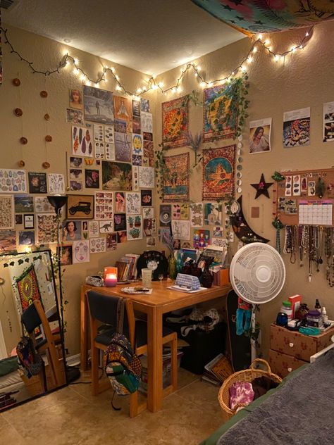 Colorful Cluttercore, Clutter Room Aesthetic, Cluttercore Bedroom Aesthetic, Cluttercore Room, 80s Room Ideas, Cluttered Room Aesthetic, Cluttercore Bedroom, Cluttered Bedroom Aesthetic, Clutter Aesthetic