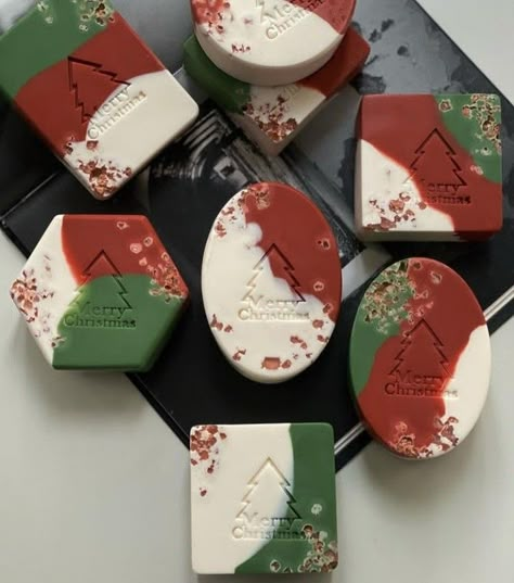 Holiday Soap Ideas, Winter Soap Ideas, Christmas Soap Diy, Christmas Soap Ideas, Christmas Soaps, Soap Design Ideas, Cold Process Soap Designs, Natural Soaps Recipes, Savon Diy