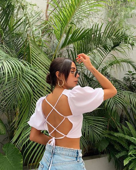 Daniela G.Pelayo (@corinagpr) • Fotos y videos de Instagram Backless Top Photo Ideas, Backless Top Picture Ideas, Poses For Backless Top, White Backless Top Outfit, Backless Top Poses, Ootd Poses Instagram, White Top Outfit Summer, Backless Top Outfit, Crop Top Outfits Classy