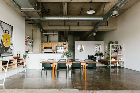 A Bright Friendly Loft in Los Angeles Loft Dining Room, Warehouse Loft, Los Angeles Apartments, Los Angeles Interior Design, Diy Interior Decor, Artist Loft, Loft Ideas, Cup Of Jo, Loft Decor