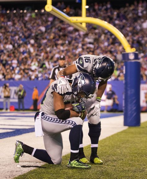 Tyler Lockett congratulates Doug Baldwin on his 3rd quarter 22-yard touchdown in the third quarter. (Dean Rutz / The Seattle Times) Tyler Lockett Wallpaper, Madden 25, Doug Baldwin, Usa Rugby, Tyler Lockett, Geno Smith, Seattle Seahawks Football, Football Wallpapers, Seattle Sports