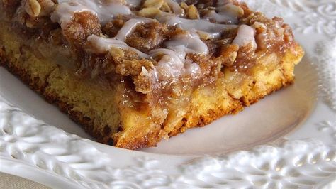 Cinnamon roll dough is the crust in this sweet apple crisp that is topped with icing for a decadent dessert for Thanksgiving or Christmas. Cinnamon Roll Crust, Popular Desserts Recipes, Cinnamon Roll Dough, Most Popular Desserts, Crisp Apple, Cinnamon Roll Cake, Popular Desserts, Apple Crisp Recipes, Cinnamon Apple