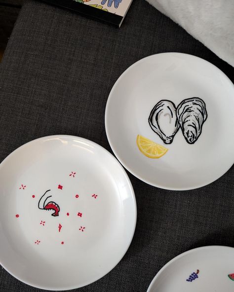 In honor of summer, oyster and shrimp on plate!! So far all my paintings on ceramic have been fish and/or citrus Medium: Paint markers on ceramic Oysters Painting, Crab Painting, Pretty Pottery, Plate Painting, Color Me Mine, Painted Plates, Fish Painting, Pottery Ideas, Paint Markers