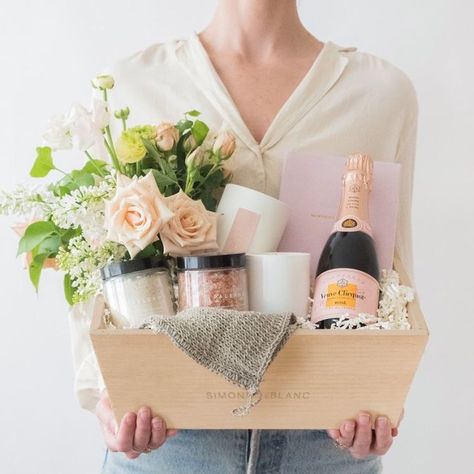 Diy Gift Basket Ideas, Diy Gift Basket, Thank You Baskets, Baskets Gifts, Champagne Gift, Gift Baskets For Women, Wine Gift Baskets, Themed Gift Baskets, Diy Gift Baskets