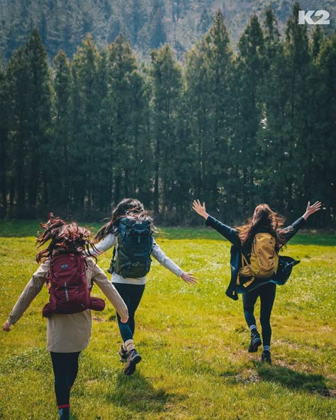 Green School Bali, Nature Editorial, People Outdoors, Group Posing, Wanderlust Aesthetic, Camping Images, Being Social, Friends Trip, Hiking Summer