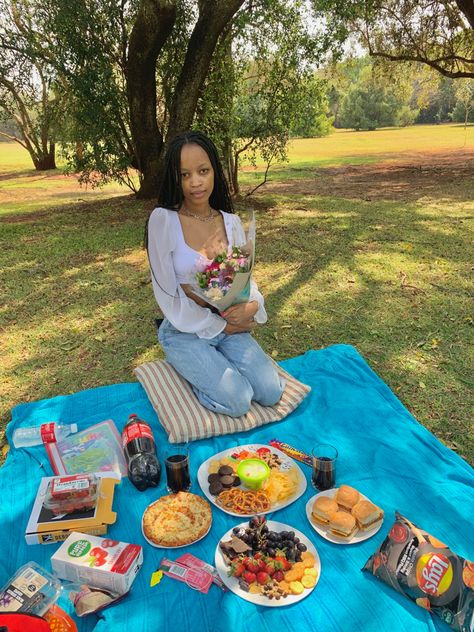 Cute Picnic Ideas, Birthday Picnic Ideas, Romanticise Life, Picnic Date Food, Outing Ideas, Cute Picnic, Aesthetic Picnic, Birthday Picnic, Cute Happy Birthday