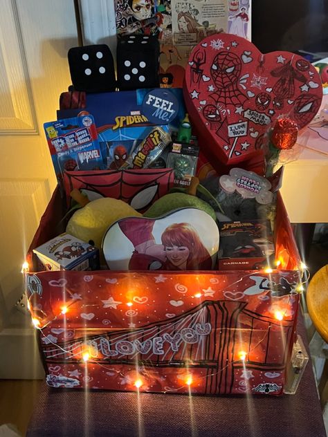 Valentine Gifts Spiderman, Spider Man Valentines Basket, Spiderman Valentines Basket, Spider Man Valentines Gifts, Valentines Day Boyfriend Gifts, Spider Man Gift Basket, Boy Valentines Ideas, Spiderman Basket, Spiderman Gift Basket