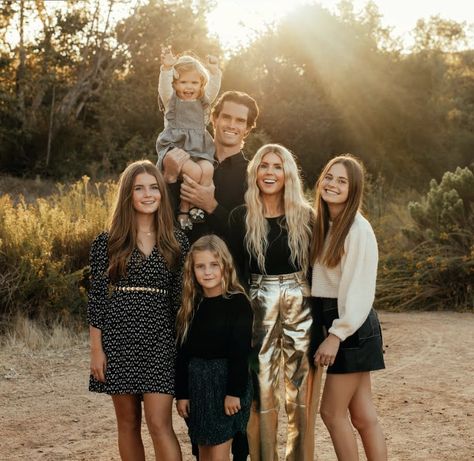 Leopard Print Family Pictures, Black And Gold Family Pictures Outfits, Family Photoshoot With Newborn, Photoshoot With Newborn, Adult Family Photography, Family Photos 2023, Extended Family Session, Portrait Outfits, Family Portrait Outfits