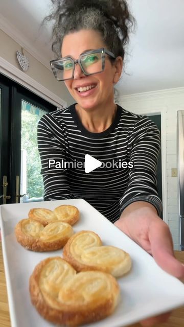 Elephant Ear Cookies, Puff Pastry Cookies, Palmiers Recipe, Palmier Cookies, 2 Ingredient Cookies, Food Deserts, Elephant Cookies, Lace Cookies, Christmas Desserts Easy