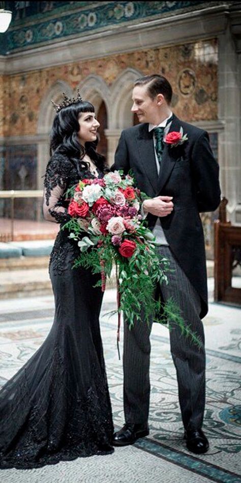 Gothic Wedding Dresses, Unusual Wedding Dresses, Halloween Themed Wedding, Gothic Wedding Dress, Boda Mexicana, Goth Wedding, Dark Wedding, Vintage Style Wedding, Gothic Wedding