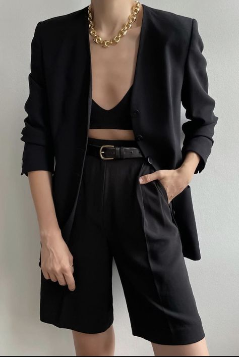 Black Minimalist Outfit, Bermuda Shorts Outfit, Black Shorts Outfit, Jorts Outfit, How To Wear Blazers, Classy Summer Outfits, Look Office, Looks Pinterest, Shorts Outfits Women