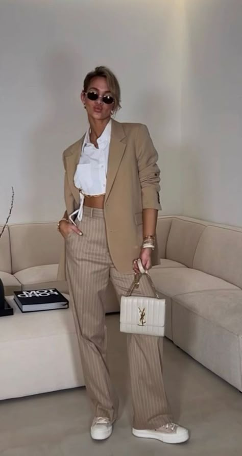 Oversized Blazer Outfits, Demure Outfit, Networking Event Outfit, Contrast Outfit, Corporate Baddie Outfits, Working Girl Style, Event Outfit Ideas, Networking Outfit, Monochromatic Fashion