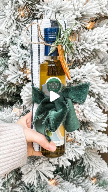 Heather on Instagram: "🎄✨Happy Gifting - PART 6✨

Here’s a last minute idea for the hostess that you can grab on your next grocery run! 

Bring a pretty bottle of olive oil with a dish towel. I found this lemon infused one at my Whole Foods for under $10. 🍊 🍋

Merry merry! ❤️" Olive Oil Christmas Gift, Olive Oil Gift Ideas, Olive Oil Gift, Bread Gifts, Unique Gift Wrapping, Olive Oil Bottles, Oil Gifts, Christmas Gift Basket, Whole Foods