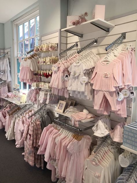 Slatwall Boutique Display, Ideas For Boutique Decor, Baby Shop Design Interiors, Slatwall Ideas Retail, Baby Shop Interior Design Kids Store, Baby Store Design, Kids Shop Interior, Baby Boutique Ideas, Kids Shop Design