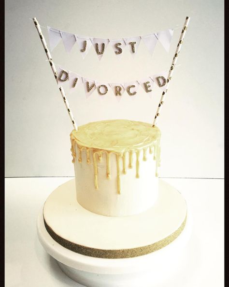 Divorce Celebration Ideas, Divorce Party Cake, Divorce Cake, Divorce Celebration, Freedom Party, Funny Birthday Cakes, Valentines Party, Sweet Cakes, Cake Creations