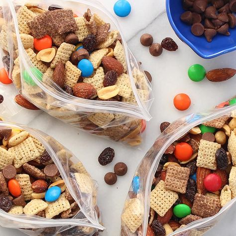 Trail Mix Kids, Monster Trail Mix, Chex Recipes, Trail Mix Recipe, Cooking With Kids Easy, Chocolate Chex, Healthy Bedtime Snacks, Trail Mix Recipes, Chex Cereal