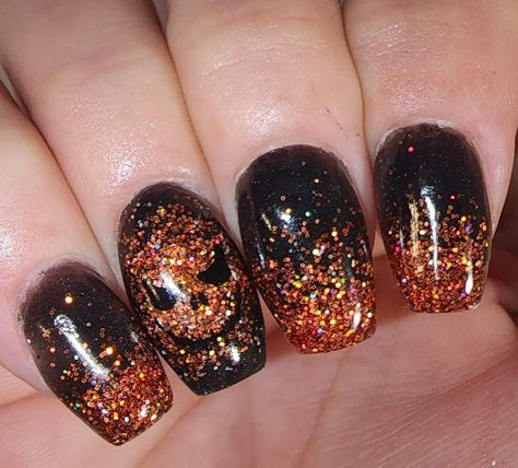 Black Nails With Gold Foil Flakes, Nails With Gold Foil Flakes, Halloween Glitter Nails, Trashy Nails, Black Nails With Gold, Nail Art Designs Simple, Gold Gel Nails, Black Gold Nails, Nails With Gold