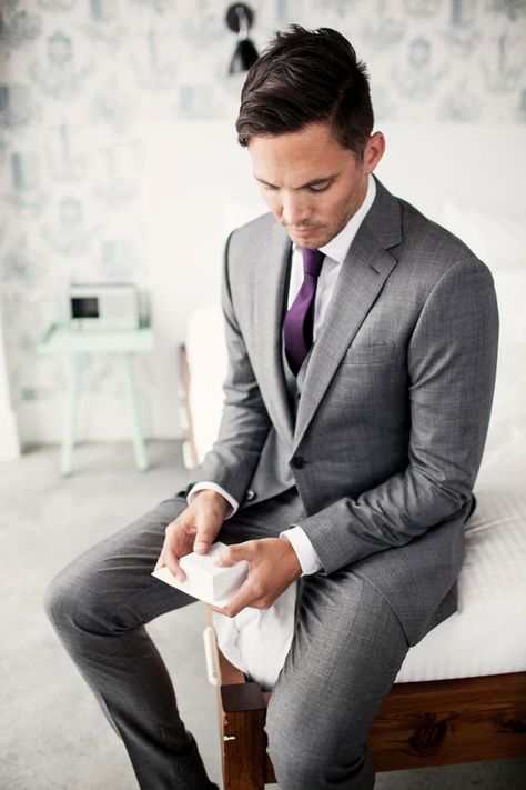 Costume 3 pièces en faux uni gris porté avec une chemise blanche et une cravate violette #style #menstyle #mensfashion #wedding #groom #groomstyle #suit #grey #greysuit #look #mode #homme #mariage #costume Red Hook Brooklyn, Gray Suits, Costum Elegant, A Man In A Suit, Man In A Suit, Purple Suits, Warehouse Wedding, Groomsmen Suits, Groomsmen Attire