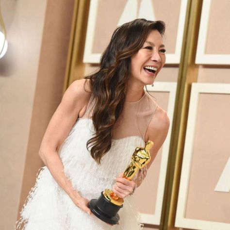 michelle yeoh oscars 2023 Michelle Yeoh Oscars 2023, Winning An Oscar Aesthetic, Michelle Yeoh Oscars, Bathroom Shrine, Oscars Aesthetic, Oscar Hairstyles, Oscars 2023, Michelle Yeoh, 2024 Vision