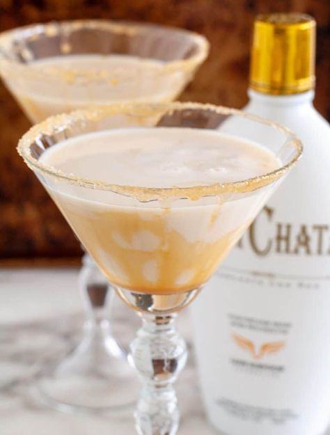 This salted caramel martini is a rich, sweet, creamy cocktail. Made with RumChata and flavored vodka, this a delicious drink great for any occasion. Caramel Drink Recipes, Caramel Drink, Caramel Cocktail, Rumchata Drinks, Salted Caramel Martini, Sweet Martini, Caramel Martini, Caramel Apple Martini, Caramel Drinks