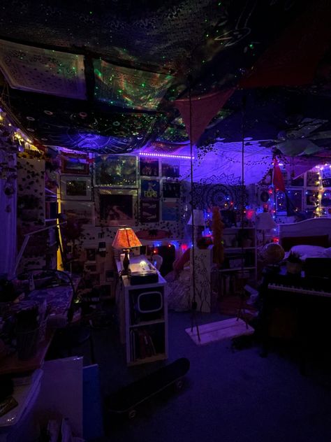 Grunge Basement Bedroom, Hanging From Ceiling Decor Bedroom, Grunge Y2k Bedroom Ideas, Room Ideas Aesthetic Emo, Cool Rooms Ideas, Cool Room Features, Basement Rooms Bedrooms, Trash Room Aesthetic, L Shaped Room Ideas