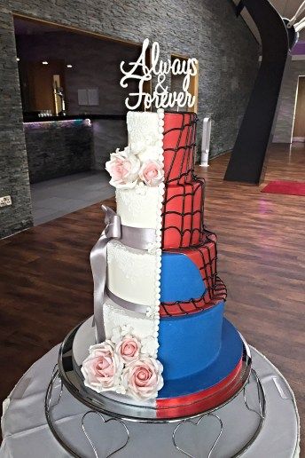 Spider Man Quince Cake, Hello Kitty And Spiderman Wedding Cake, Spider Man Wedding Cake, Spider Man Wedding Theme, Spiderman Wedding Cake, Spiderman Wedding, Spiderman Things, Superhero Wedding Cake, Luxury Wedding Cake Design