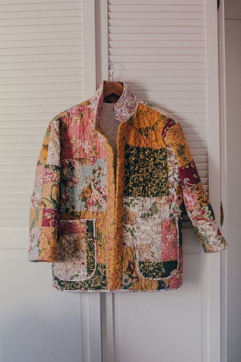 17 Stunning Quilt Jacket Pattern Ideas Quilt Into Coat, Diy Quilt Coat, Diy Quilt Jacket, Quilt Jacket Pattern Diy, Diy Quilted Jacket, Quilt Jacket Pattern, Quilt Coat Pattern, Quilt Clothing, Quilted Coat Pattern