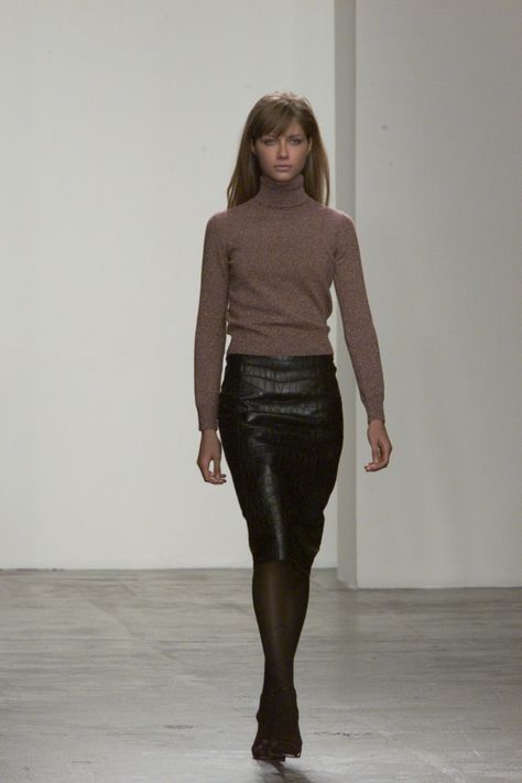 Calvin Klein Collection Fall 2000 Ready-to-Wear https://www.vogue.com/fashion-shows/fall-2000-ready-to-wear/calvin-klein-collection/slideshow/collection#10 Old Money Romance, Secretary Aesthetic, 20s Inspired Fashion, Thanksgiving Looks, Minimalist 90s, 90s Calvin Klein, Lawyer Fashion, Cruel Intentions, Skirt Looks