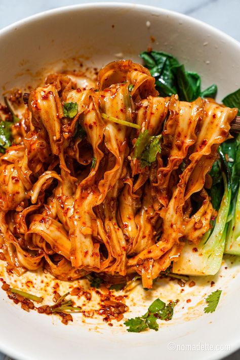 Chili Oil Garlic Noodles Curly Noodle Recipes, Korean Chili Oil Noodles, Chili Oil Curry Noodles, Garlic Chili Oil Noodles, Chilli Dip, Char Siu Chicken, Curly Noodles, Asian Wings, Singapore Hawker