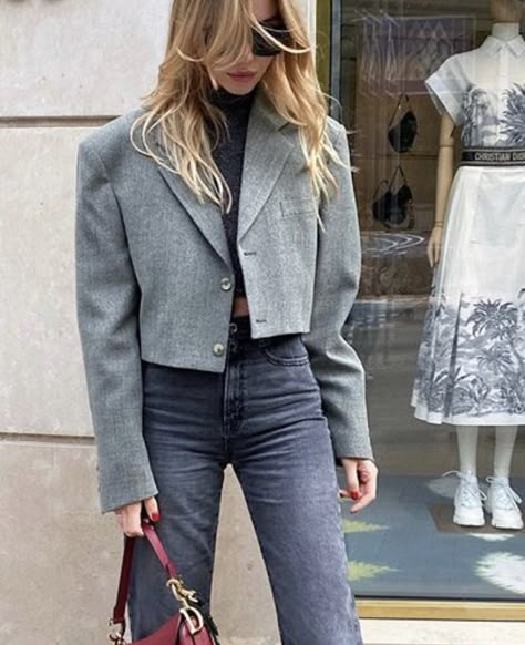 Grey Cropped Jacket Outfit, Grey Cropped Blazer Outfit, Cropped Blazer Street Style, Cropped Blazer Outfit Classy, Grey Vest Outfit, Blazer Outfits Street Style, Cropped Blazer Outfit, Grey Blazer Outfit, Cropped Jacket Outfit