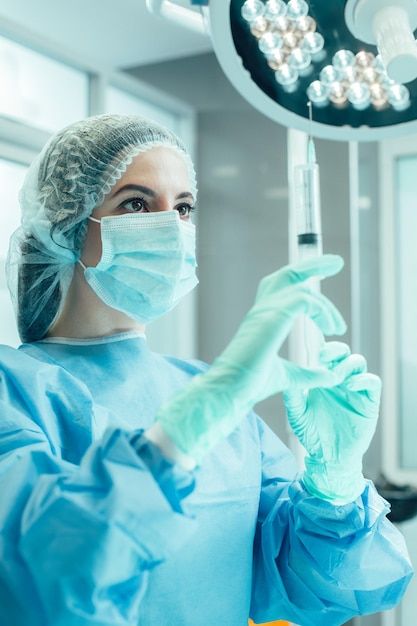 Female Surgeon, Nurse Anesthesia, Doctor Images, Medical Tech, Surgeon Doctor, Nurse Anesthetist, Becoming A Nurse, Doctor Picture, Under The Knife