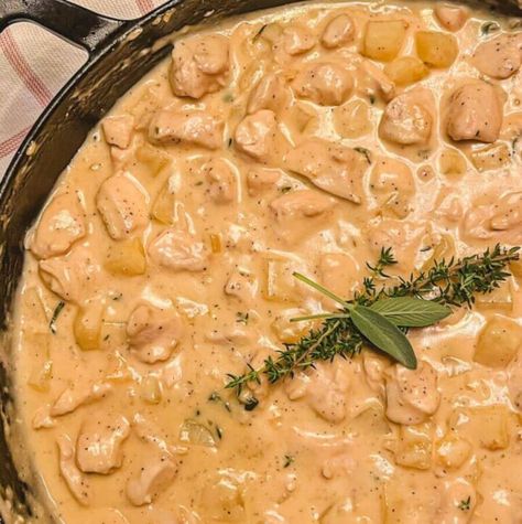 Easy Creamy Chicken and Herby Potato Skillet Recipe - Our Crow's Nest Chicken Potatoes Skillet, Easy Creamy Chicken, Potatoes Skillet, Potato Skillet, Parmesan Cheese Potatoes, Skillet Potatoes, Garlic Potatoes, Cheese Potatoes, Chicken Dinners