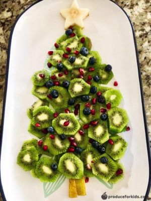 Kiwi Fruit Christmas Tree Platter Broccoli Christmas, Christmas Tree Veggie Tray, Christmas Tree Platter, Fruit Christmas, Holiday Recipes Thanksgiving, Fruit Christmas Tree, Christmas Trees For Kids, Sliced Pears, Healthy Thanksgiving