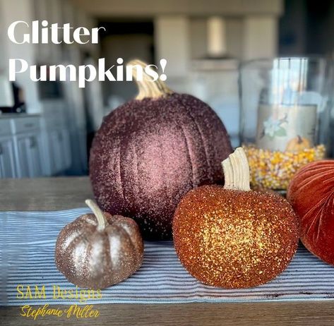 Come see my favorite Fall Craft and most beautiful! Glitter Pumpkins Diy, Life Size Witch, Pumpkins Diy, How To Make Glitter, Pumpkin Diy, Halloween Floral, Glitter Pumpkins, Witch Diy, Diy Outdoor Decor