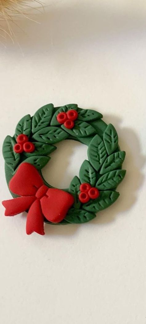 Christmas Themed Clay Ideas, Fimo Xmas Decorations, Polymer Clay Christmas Wreath, Mini Clay Ideas Christmas, Sculpey Clay Ideas Christmas, Christmas Tree Polymer Clay, Polymer Clay Crafts Christmas Easy, Wreath Earrings Clay, Air Dry Clay Ideas Christmas Decorations