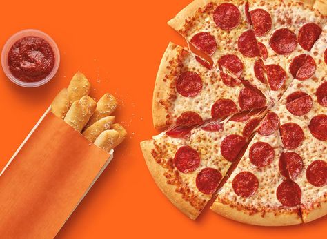 In the mood for pizza and heading to Little Caesars? We asked a dietitian to break down the best and worst Little Caesars menu items. Lil Ceasers, Fast Food List, Fun Pizza Recipes, Pizza Hot, White Pizza Recipes, Heart Pizza, Spinach Pizza, Little Caesars, Pizza Branding