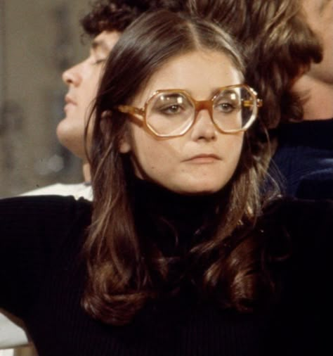 Margot Kidder 70s, 60s Glasses, Glasses Inspiration, Funky Glasses, Oversized Glasses, Vintage Glasses, Pose Reference Photo, French Girl, New Classic