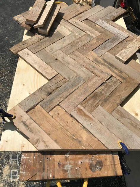 diy pallet wood headboard Pallet Wood Headboard Diy, Pallet Wood Headboard, Pallet Headboard Diy, Diy Wood Headboard, Pallet Headboard, Wood Pallet Wall, Pallet Designs, Diy Headboards, Pallet Decor