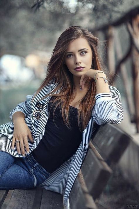 Female Portrait Photography, Photographie Portrait Inspiration, Portrait Photography Women, Foto Tips, Fashion Photography Poses, Model Poses Photography, Portrait Photography Poses, Foto Poses, Photography Poses Women