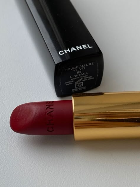 Brown Lipstick Aesthetic, Lipstick Aesthetic, Girl Essentials, Elegant Fashion Outfits, Chanel Lover, Makeup Wishlist, Beautiful Lipstick, Brown Lipstick, Handbag Essentials