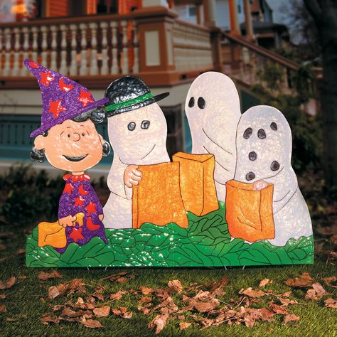 Celebrate the 50th anniversary of "It's the Great Pumpkin, Charlie Brown” with our outdoor Halloween decoration featuring Lucy and the sheet-covered members of the Peanuts gang out treat-or-treating. Charlie Brown Halloween Decorations, The Great Pumpkin Charlie Brown, It's The Great Pumpkin Charlie Brown, Halloween Yard Art, Great Pumpkin Charlie Brown, Charlie Brown Halloween, It's The Great Pumpkin, Peanuts Halloween, Halloween Scarecrow